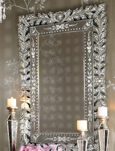 Elegante Espejo de Cristal Veneciano con Grabados Florales Ornamentales, Bordes Biselados y un Encanto Vintage Sofisticado - Product Image 1