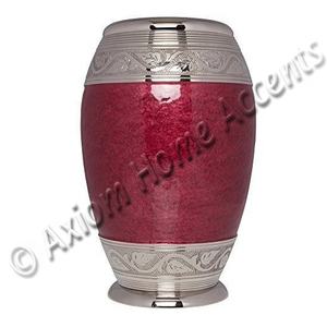 Urne en laiton artisanale avec gravures personnalisées et finition brillante pour honorer les êtres chers par Axiom Home Accents - Product Image 1