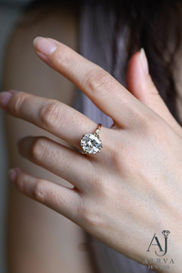 Anillo de Compromiso Redondo de Moissanita con Engaste de Puntas en Color Oro, Joyería para Mujer, Regalo para Boda o Fiesta - Product Image 3