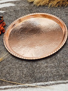 Bandeja redonda de metal con acabado de cobre martillado, adecuada para servir aperitivos, té, café y para el servicio de invitados, procedente de la India. - Product Image 5