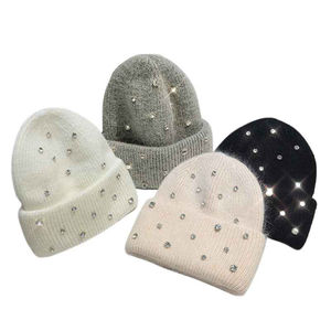 Bonnet en tricot côtelé de luxe avec strass et perles, lettre L, chaud pour l'hiver, pour femme, style créateur, avec revers, vente en gros - Product Image 2