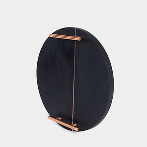 Plateau décoratif rond en bois foncé avec poignées en cuivre et incrustation centrale, style moderne - Product Image 3