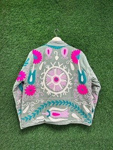 เสื้อแจ็คเก็ตกำมะหยี่สีเทาพรีเมียม ปักลายดอกไม้ คอตั้ง แขนยาว ทำมือ สไตล์โบฮีเมียน เสื้อคลุมสำหรับผู้หญิง ฤดูใบไม้ร่วง - Product Image 5
