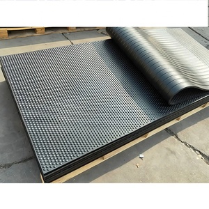 Tapis en caoutchouc résistant à l'usure pour écurie de chevaux - Product Image 1