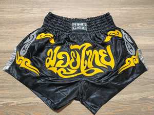 Pantalones cortos de muay thai premium hechos con tela ligera, transpirable y de secado rápido, y cintura elástica para un entrenamiento cómodo. - Product Image 4