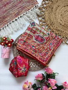 Sari de tela de seda Chinon brillante con estampado Ajarakh de diseñador, con elegante trabajo Aari Zari y con auténtico trabajo de espejos. - Product Image 5