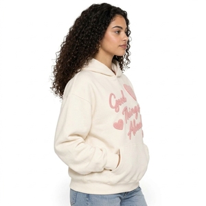 Sweats à capuche tendance pour femmes avec impression en relief de qualité supérieure, tissu confortable, graphismes 3D distinctifs et un style streetwear élégant. - Product Image 2