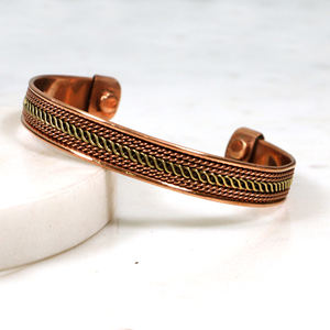 Bracelet manchette artisanal en laiton et cuivre mélangés avec motif en fil tressé pour hommes et femmes - Product Image 1