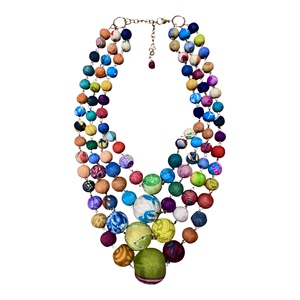 Collar Bohemio Ecológico Chapado en Oro Hecho a Mano con Múltiples Capas de Perlas de Imitación Coloridas Arcoíris y Cuentas de Tela de Poni - Product Image 3