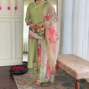 Ensemble Salwar en tissu rayonne rouge, tendance, de créateur, style indien pakistanais, dernière collection exclusive pour femme, idéal pour les fêtes et mariages, tenue ethnique. - Product Image 1