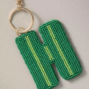 Llavero bordado con cuentas de semillas con la inicial H a rayas verde oscuro, hecho a mano, estilo preppy, con cierre de metal dorado, colgante para bolso, regalo personal - Product Image 1