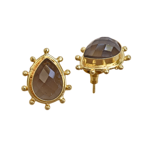 Pendientes de tuerca clásicos geométricos de cuarzo ahumado con engaste de latón chapado en oro, hechos a mano, para aniversario, de gran impacto. - Product Image 3