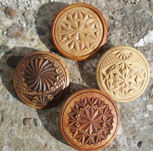 Sous-verres ronds minimalistes en bois avec motif floral noir et support en fil métallique, disponibles à prix de gros pour les propriétaires de cafés. - Product Image 2