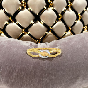 กำไลข้อมือทองสองสีแบบเชื่อมต่อกัน ดีไซน์ทันสมัยสำหรับผู้หญิง พร้อมลวดลายฉลุสุดเก๋ เครื่องประดับน้ำหนักเบา - Product Image 4