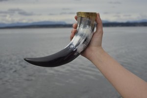 Taza de Cuerno de Búfalo Natural Hecha a Mano, Taza Vikinga para Beber, Taza de Cerveza Rústica, Artículos de Bar Personalizados para Venta al Por Mayor - Product Image 3