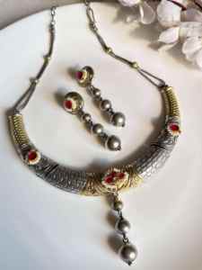 Collar Hasli de Doble Piedra Elegante y de Alta Demanda con Conjunto de Joyería Kundan Fusion, Disponible a un Precio Competitivo - Product Image 5