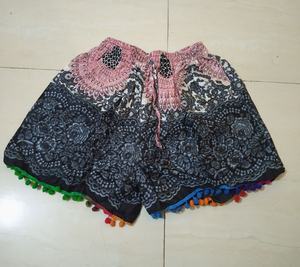 Pantalones cortos con cuentas y estampado de seda para mujer de estilo bohemio, ropa de playa Bohemia con cintura baja y característica transpirable - Product Image 2