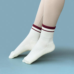 Calcetines Antideslizantes Personalizados con Logotipo Jacquard Sunday Barre Club Crew Yoga Pilates Calcetines Chocolate x Blanco Estilo Básico para Mujer - Product Image 6