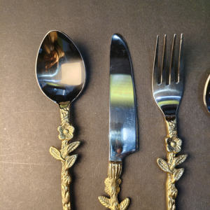 Juego de Cubiertos de 5 Piezas con Textura de Rosa Dorada, Cuchara para Cena, Cuchillo, Tenedor para Cena, Cuchara para Té y Tenedor para Ensalada con Mangos de Hojas de Flores. - Product Image 3