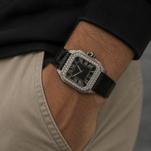 Montre-bracelet carrée en diamant avec cadran noir, chiffres romains argentés, lunette scintillante et bracelet en cuir, présentant un style élégant - Product Image 5