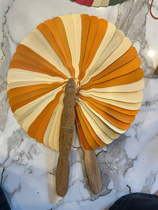 Éventail en feuille de palmier traditionnel, artisanal et écologique, couleur et design personnalisables, disponible pour les cadeaux et souvenirs de fêtes et de mariages - Product Image 6