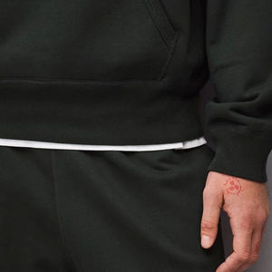 เสื้อฮู้ดดี้ผู้ชายทรงโอเวอร์ไซส์ ดีไซน์ทันสมัย สวมใส่สบาย ผ้าเนื้อนุ่ม มีฮู้ด พร้อมโลโก้สั่งทำพิเศษ ทรงหลวมไหล่ตก สีพื้น รุ่น 2026 - Product Image 4