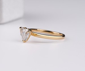 Bagues de fiançailles en diamant de laboratoire taille cœur 1,50 carat, bagues de fiançailles et de mariage en or jaune 14 carats, fournisseur en gros de bijoux fins - Product Image 3