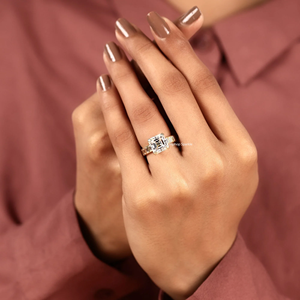 Anillo de Compromiso Solitario de Plata de Ley 925 con Corte Asscher y Moissanita VVS, Anillo de Boda con Banda Baguette Chapada en Oro de 18K para Mujer - Product Image 4