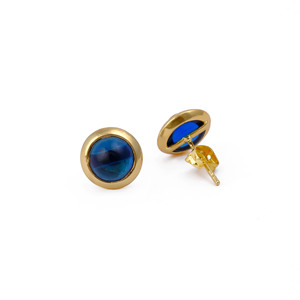 Pendientes de tuerca con gema de zafiro azul, hechos a mano, chapados en oro de 18k, pendientes de tuerca de latón con gema solitaria, joyería elegante, regalo. - Product Image 2