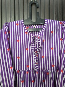 Robe longue en coton à manches longues pour femmes, imprimé cœurs rayés violet et blanc, style vintage, coupe trapèze, col rond - Product Image 4