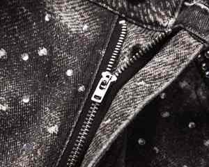 Découvrez la collection festive la plus populaire, avec des pierres argentées à fort contraste sur cette pantalon en jean noir orné de strass. - Product Image 3