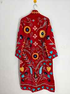 Kimono largo rojo de terciopelo Suzani bordado a mano, abrigo cálido de invierno para mujer, abrigo de algodón Suzani, chaqueta bordada a mano. - Product Image 5