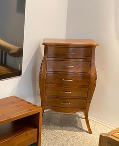 Élégantes armoires de rangement en teck de style néo-classique européen avec 5 tiroirs pour salon - Design durable - Product Image 3