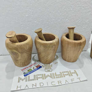 Mortier et pilon en bois de fabrication artisanale, pour moudre les épices et les herbes, avec un design traditionnel fait main, pour une utilisation en cuisine. - Product Image 6