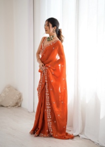 Sari en soie Fandy avec broderie de fils et de sequins, accompagné d'un haut assorti avec broderie de fils et de sequins. - Product Image 4