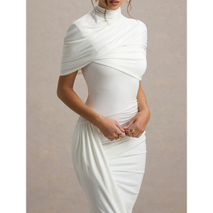 Este elegante vestido maxi presenta un sofisticado cuello alto con un estilo cruzado en la espalda. Vestido maxi blanco con drapeado cruzado en la parte delantera. - Product Image 1