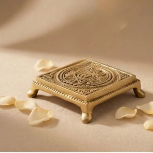 Plateau carré en laiton plaqué or avec motif religieux gravé en relief, pièce décorative de collection - Product Image 3