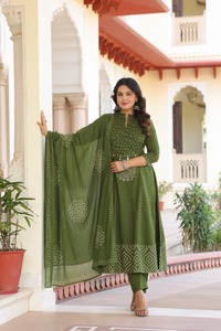 Conjunto de Traje Anarkali Bandhani de Algodón Verde Oliva Premium de 60x60 con Pantalones y Dupatta a Juego para Mujer, Ropa Festiva para Fiestas - Product Image 5