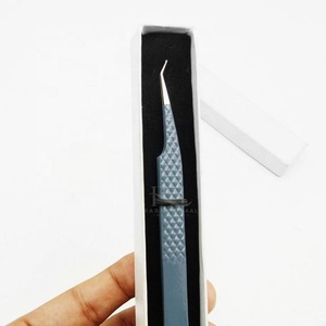Pince à épiler pour extensions de cils en acier inoxydable, pointe argentée et revêtement noir brillant, angle de 45 degrés / Emballage en boîte carton - Product Image 3