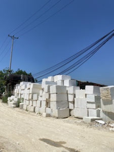 Bloc de marbre blanc calcite brut du Vietnam moderne, approvisionnement direct de la carrière, durable, écologique, imperméable, pierre naturelle pour villa extérieure - Product Image 6