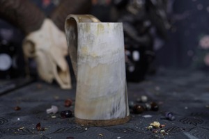 Jarra rústica de cuerno para cerveza, hidromiel, cerveza alemana, jarra de cuerno vikinga hecha a mano para festivales medievales y bares caseros - Product Image 3