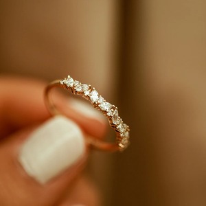 แหวนเพชรทรงมาร์คีส์เฉียงและทรงกลม เพชรเลี้ยงในห้องปฏิบัติการ ทอง 14K แหวนแต่งงาน ดีไซน์ทรงกลมแบบเรียงกัน ตัดเจียระไนสวยงาม โดดเด่นเป็นเอกลักษณ์ เครื่องประดับที่ยั่งยืน - Product Image 3