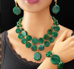 Collar con Colgante de Resina Hecho a Mano de Primera Calidad con Cadena de Cuentas para Mujer, Hecho por Apex Align - Product Image 2