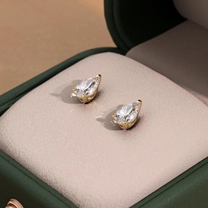 Boucles d'oreilles délicates en or 14 carats, forme poire vintage, plaquées rhodium, goutte d'eau - Design élégant - Product Image 6