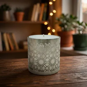 Bougie cylindrique en métal avec motif étoile découpé pour la décoration de la maison - Product Image 2