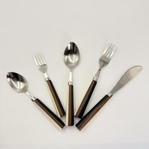 Ensemble de couverts en acier inoxydable à prix abordable avec finition miroir, comprenant fourchette, couteau et cuillère, avec manche en résine, idéal pour les fêtes - Product Image 4