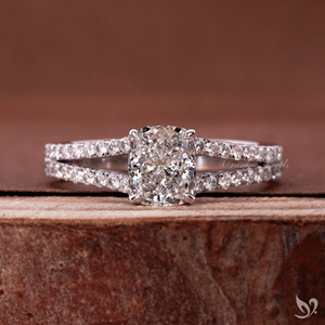 แหวนเพชรทรงยาว 1 กะรัต รูปทรงคุชชั่นคัท ฝังเพชรแบบสปลิตพาเว่ วงแหวนทองคำขาว 10K รับรองโดย IGI แหวนหมั้น - Product Image 1