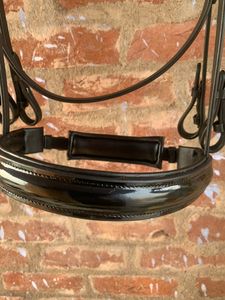 Brida de cuero de lujo para caballo con forma anatómica y acolchado suave, con parte trasera recortada y costuras elegantes, con hebilla. - Product Image 5