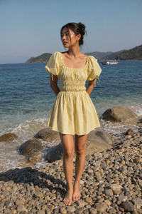 Robe d'été la plus vendue - Robe mini chic jaune plissée en coton respirant à col carré et manches bouffantes pour un usage quotidien décontracté - Product Image 1