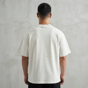 Camiseta blanca con estampado gráfico personalizado, estilo vintage moderno, manga corta, 100% algodón jersey, para uso unisex en verano. - Product Image 5